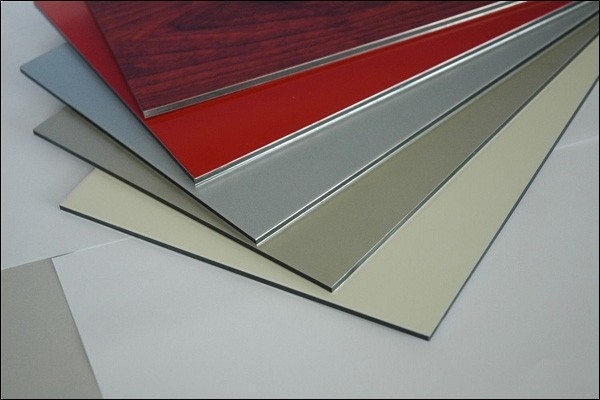 Znak ACM PVDF Aluminiowy panel kompozytowy Dekoracja zewnętrzna Antystatyczny 1220 * 2440 mm