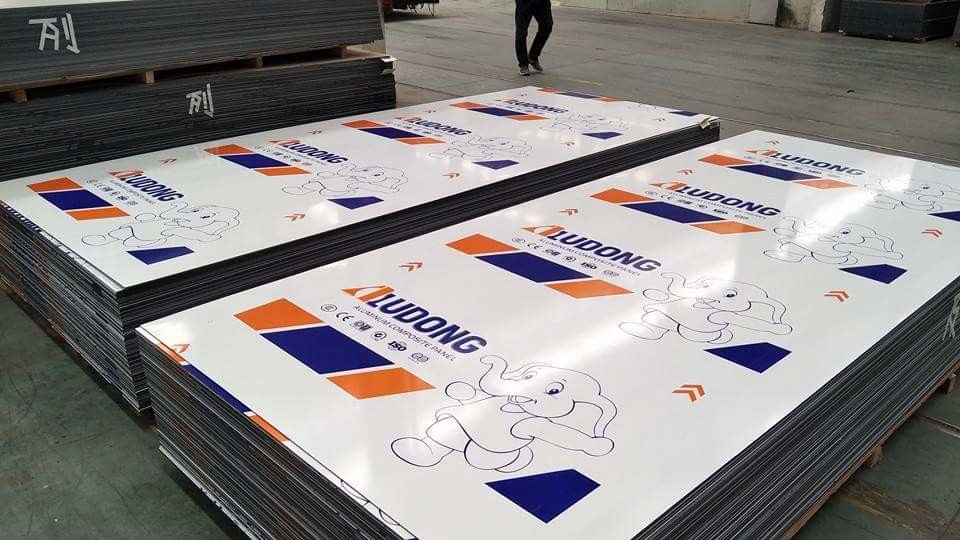 Aluminiowy panel kompozytowy lustro Wysoki połysk 6000 mm Długość rdzeń polietylenowy 3-6 mm