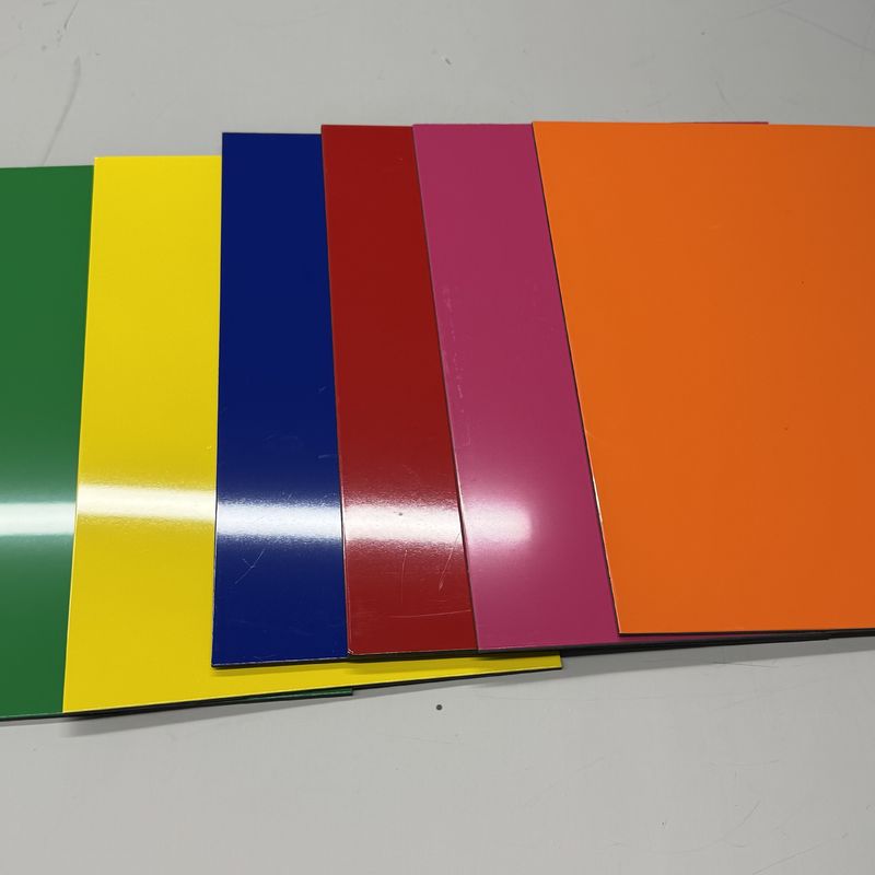 Szybka dostawa 1220 * 24400 mm Aluminiowy panel kompozytowy Powłoka PE PDVF, wzór marmuru, do dekoracji hotelu w centrum handlowym Dostosowane