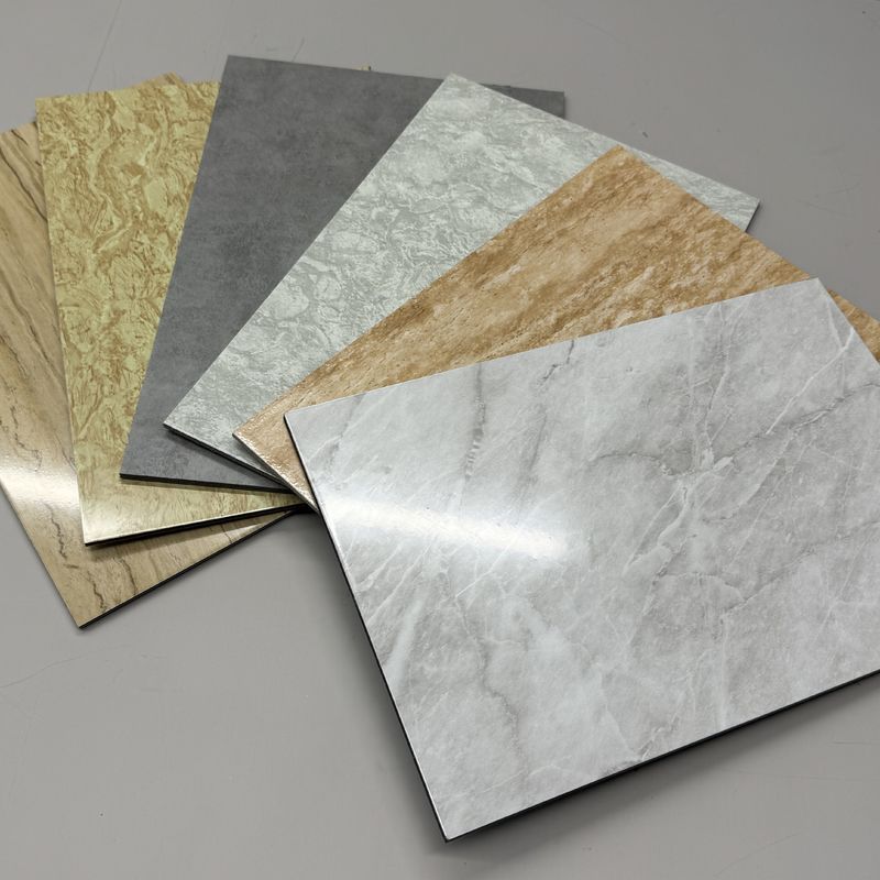 Szybka dostawa 1220 * 24400 mm Aluminiowy panel kompozytowy Powłoka PE PDVF, wzór marmuru, do dekoracji hotelu w centrum handlowym Dostosowane