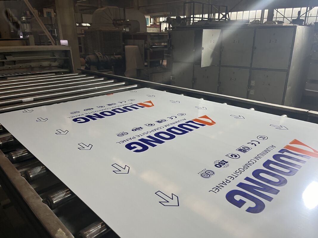FR klasa A2 PVDF powlekany ognioodporny ALUDONG Aluminium Composite Panel grubość 4 mm dla budynków