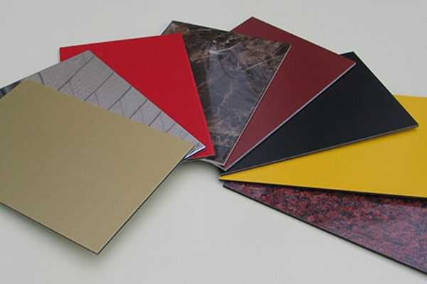 Aluminiowy panel kompozytowy do drukowania UV Dwustronne kolory Poddane obróbce poliestrowej
