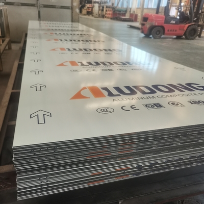 Gładki PVDF Aluminium Composite Panel dla długotrwałej ochrony sufitu